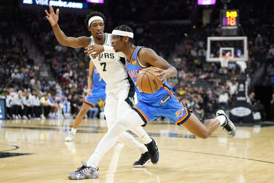 Shai Gilgeous-Alexander trying to advance past Josh Richardson