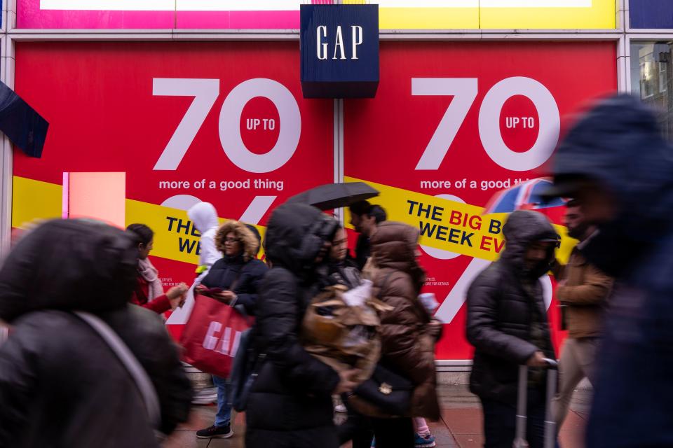 Shoppers shelter under umbrellas as they hunt for bargains during the Boxing Day sales in central London on December 26, 2019. - With environmental concerns driving down buying, British consumers are expected to spend £200 million less in the post-Christmas sales this year. (Photo by Niklas HALLE'N / AFP) (Photo by NIKLAS HALLE'N/AFP via Getty Images)