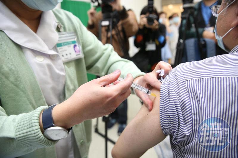 國內AZ疫苗接種新增24件不良反應通報；示意圖，非當事人。（本刊資料照）