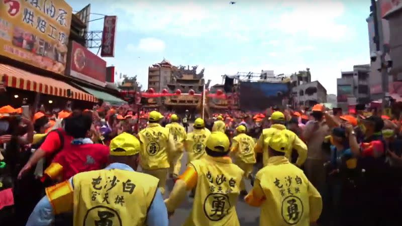 白沙屯媽祖「百米衝刺」進入北港朝天宮，兩側擁進數萬民信徒夾道歡迎。   圖：翻攝自白沙屯媽祖網路電視台YouTube