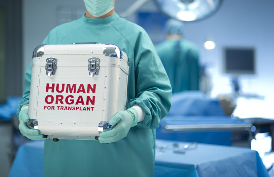 Innerhalb von nur 30 Stunden beendete die Uniklinik in Chicago erfolgreich zweimal eine Drei-Organ-Transplantationen mit Herz, Niere und Leber. (Symbolbild / gettyimages / sturti)