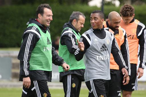 El seleccionador de fútbol de Bélgica Marc Wilmots (I) habla con Youri Tielemans, durante una sesión de entrenamiento del combinado nacional, el 29 de mayo de 2015 en Knokke-Heist (BELGA/AFP | Bruno Fahy)