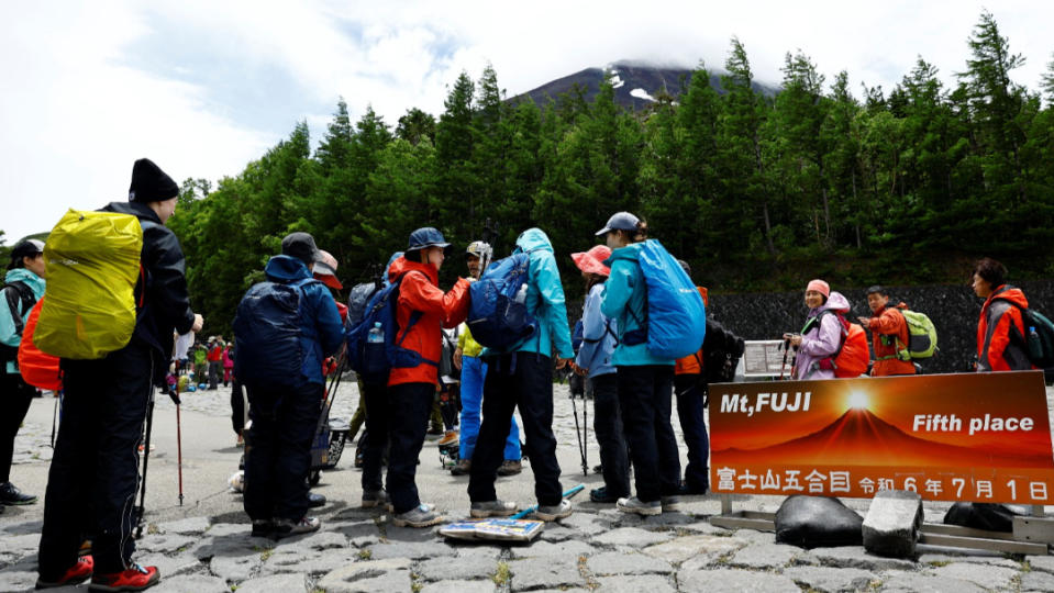 富士山靠山梨縣側的吉田口登山步道，7月1日起開放入山。美聯社