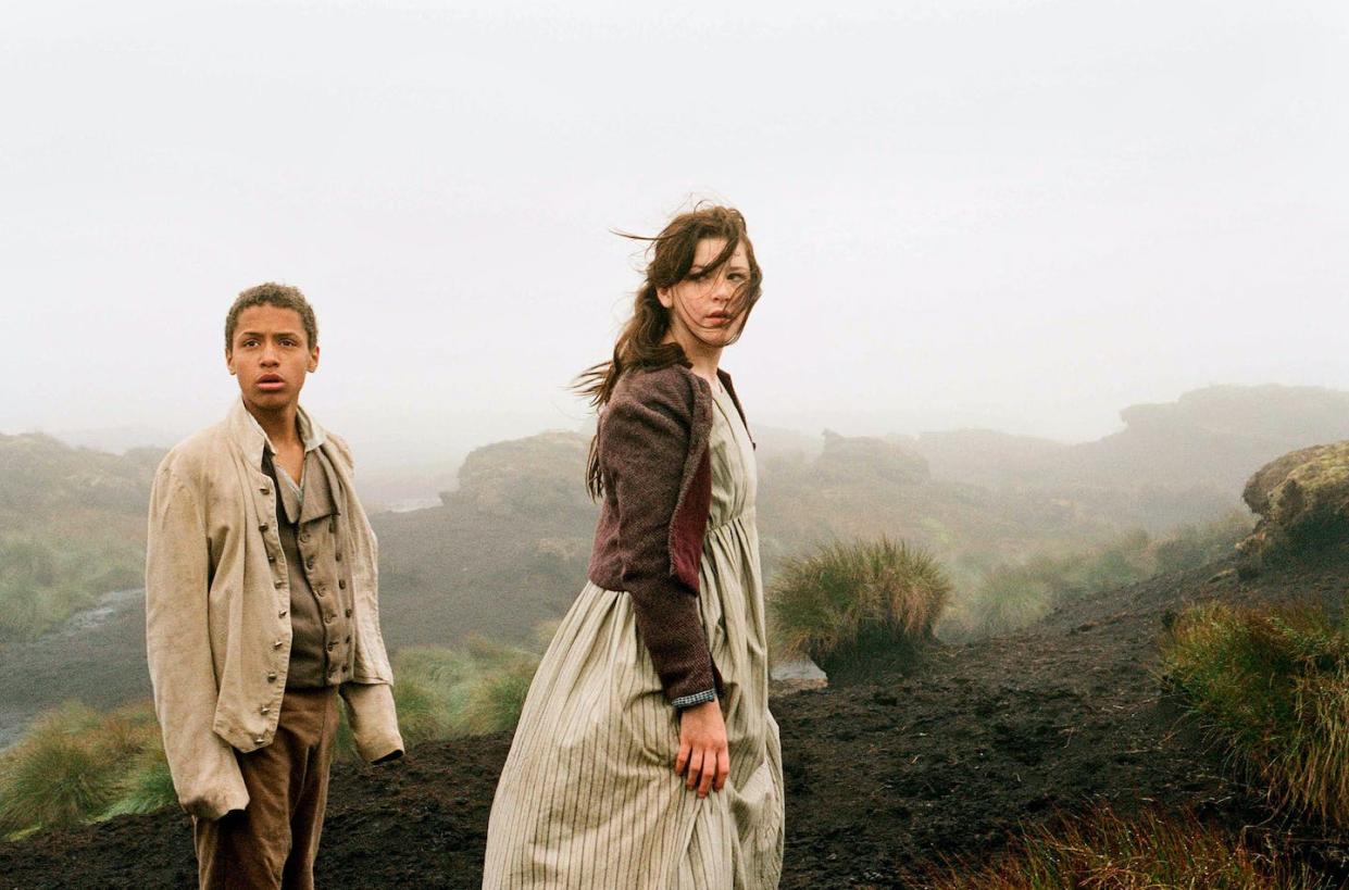 Heathcliff y Catherine de niños en la adaptación de 'Cumbres borrascosas' al cine dirigida por Andrea Arnold en 2011. <a href="https://www.imdb.com/title/tt1181614/" rel="nofollow noopener" target="_blank" data-ylk="slk:IMDB;elm:context_link;itc:0;sec:content-canvas" class="link ">IMDB</a>