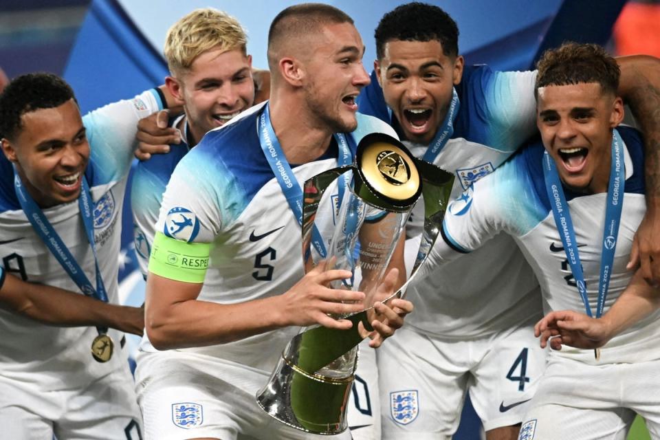 Inglaterra levantó la Copa de Europa Sub-21 por primera vez desde 1984 (AFP vía Getty Images)