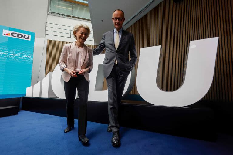 La presidenta de la Comisión Europea, Ursula von der Leyen (izq.), y Friedrich Merz, líder de la conservadora Unión Cristianodemócrata (CDU) alemana, se marchan tras ofrecer una rueda de prensa en la sede de la CDU en Berlín el 10 de junio de 2024, un día después de las elecciones al Parlamento Europeo