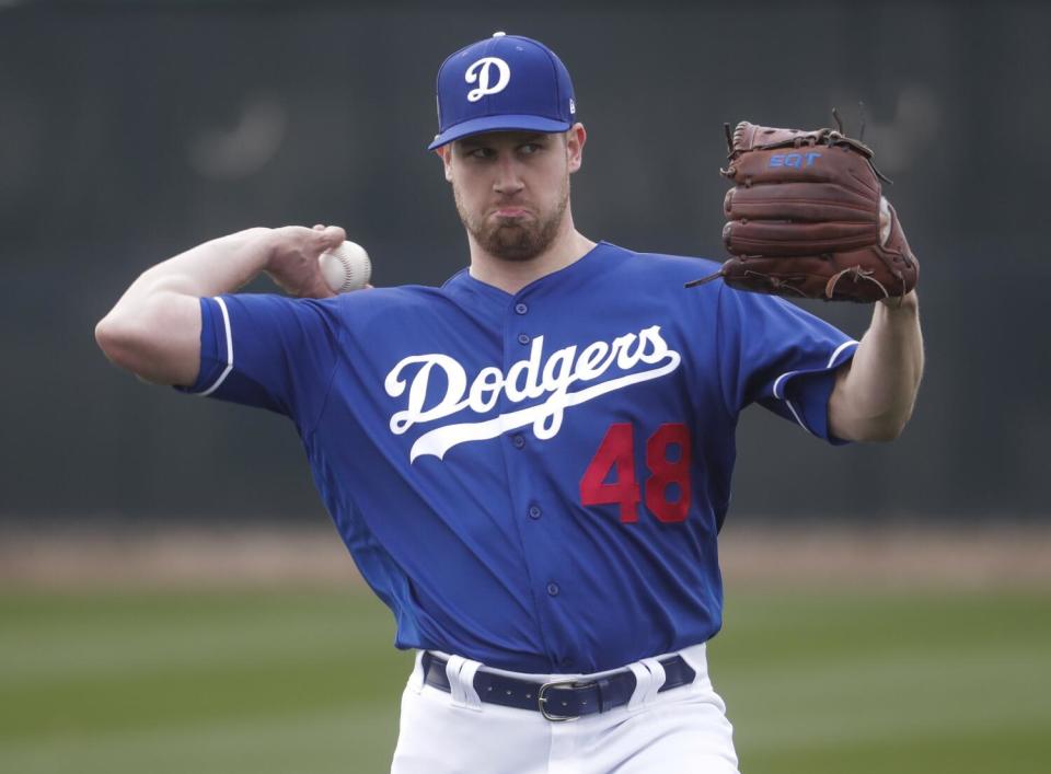 El lanzador de los Dodgers, Brock Stewart, lanza durante un entrenamiento de primavera en febrero de 2019.