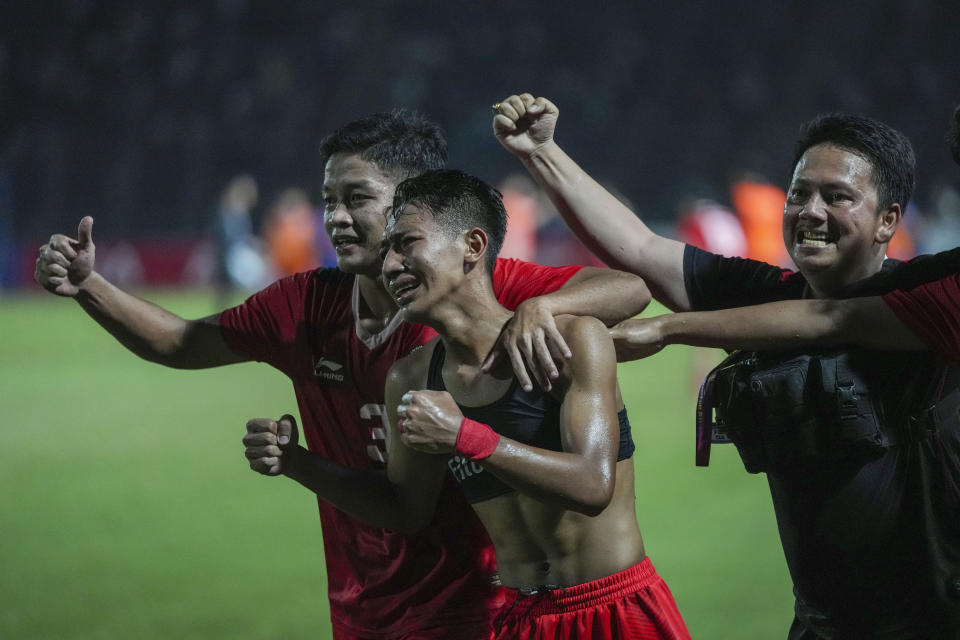 Indonesia's team celebrates after the winning against Thailand during their men's final soccer match at the 32nd Southeast Asian Games in Phnom Penh, Cambodia, Tuesday, May 16, 2023. (AP Photo/Tatan Syuflana)