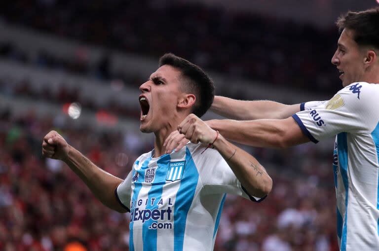 Matías Rojas con la camiseta de Racing, tras anotar un gol contra Flamengo en el Maracaná