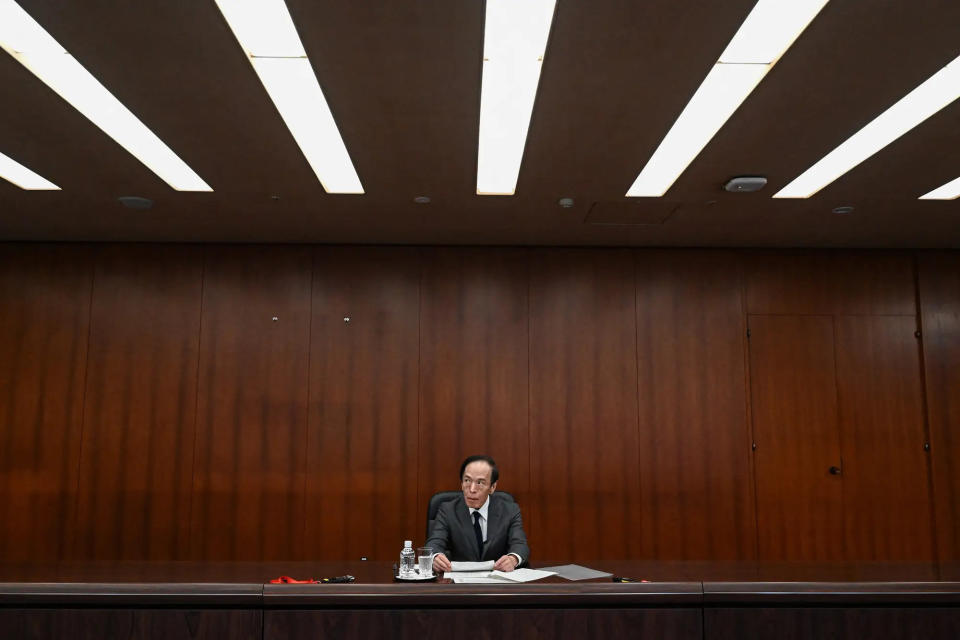 Der Gouverneur der Bank of Japan (BoJ), Kazuo Ueda, nimmt am 25. Mai 2023 am Hauptsitz der BoJ in Tokio an einem Interview mit einer kleinen Gruppe von Journalisten teil, darunter AFP. - Copyright: Photo by Richard A. Brooks / AFP via Getty