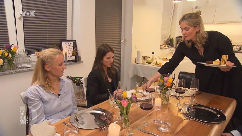 Als Hauptgang serviert Natalie Kalbsbäckchen, Kartoffelbaumkuchen und Honigmöhren.
 (Bild: RTL)