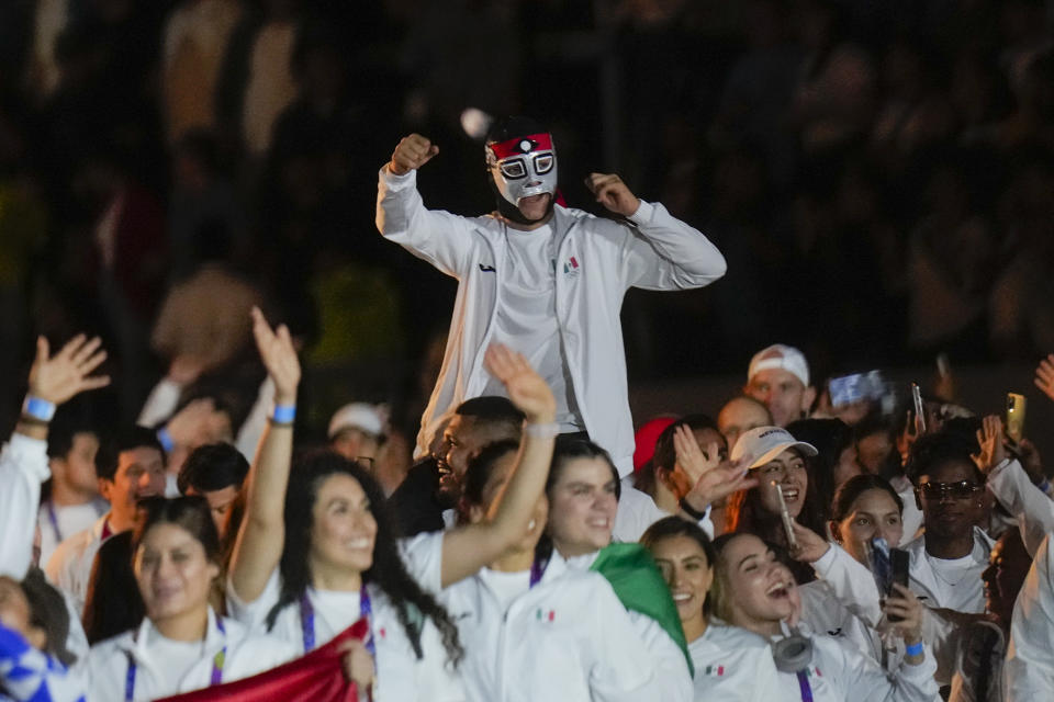 Deportistas mexicanos desfilan en la ceremonia inaugural de los Juegos Centroamericanos y del Caribe en San Salvador, el viernes 23 de junio de 2023 (AP Foto/Arnulfo Franco)