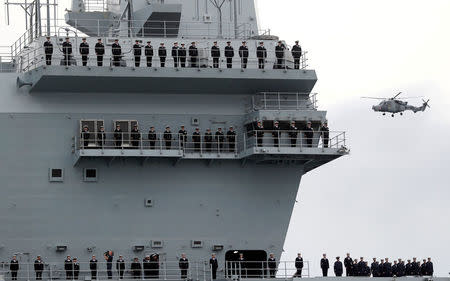 Sailors stand on board the Royal Navy's new aircraft carrier HMS Queen Elizabeth as it arrives in Portsmouth, Britain August 16, 2017. REUTERS/Peter Nicholls