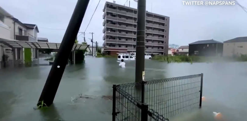 日本九州遭暴雨襲擊，出現淹水災情。（圖／翻攝自路透推特）