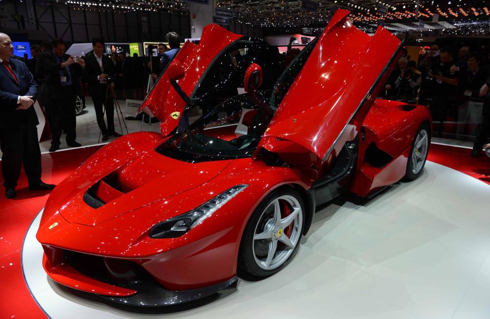 Mit 76,3 Standtagen lässt der Ferrari LaFerrari seine Vorgänger ziemlich hinter sich: 171.034 Klicks sprechen eine deutliche Sprache – für 2.860.650 Euro ist er zu haben.