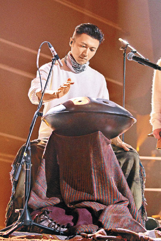 霆鋒曾在節目中表演「手碟」，技驚全場。