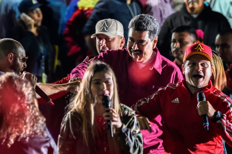 El presidente Nicolás Maduro baila con sus simpatizantes luego de conocer los resultados de las elecciones venezolanas, el 20 de mayo de 2018