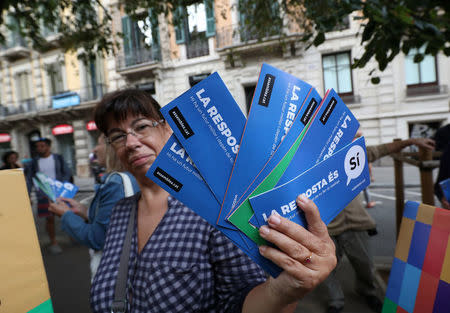 Catalan pro-independence supporters march while they distribute leaflets for the referendum on October 1 by Rambla de Catalunya in Barcelona, Spain, September 17, 2017. REUTERS/Albert Gea