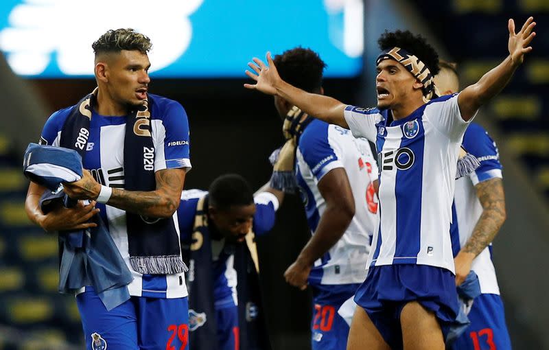 Tirquinho y Luis Diaz celebran después de conseguir el título de la Liga portuguesa con el Porto tras vencer al Sporting CP de Lisboa, en el estadio Dragao, en Porto, Portugal