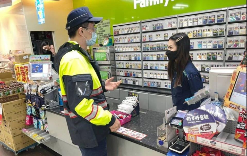 關警與超商建立「ＬＩＮＥ通報群組」並加強簽巡，全面防制事故發生。（記者鄭錦晴翻攝）