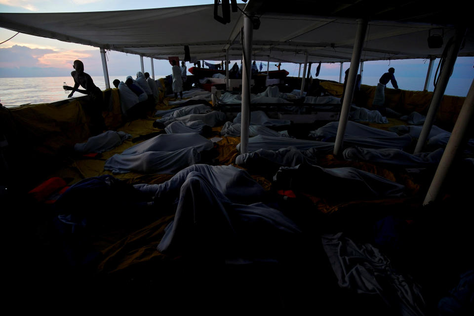 <p>Varios inmigrantes duermen a bordo durante la travesía de Proactiva por el Mediterráneo (REUTERS/Juan Medina). </p>