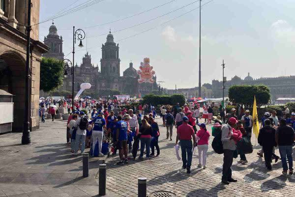 marcha marea rosa en el zócalo capitalino, el cual fue dividio por la presencia del campamento de la cnte