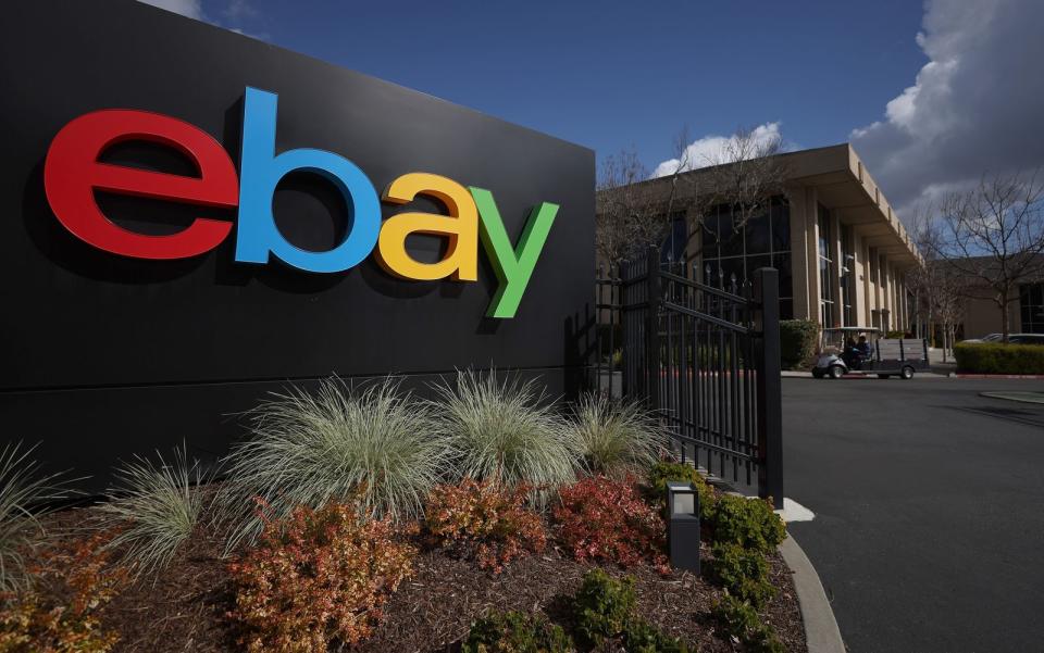 Das Online-Unternehmen Ebay kündigt eine Strategieänderung an. Sämtliche Gebühren aus Privatverkäufen sollen ab März entfallen. (Bild: 2023 Getty Images/Justin Sullivan)