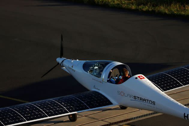 <p>Le Suisse Raphaël Domjan s'est jeté mardi à 1520 mètres d'altitude de SolarStratos, effectuant la première chute libre depuis un avion solaire.</p>