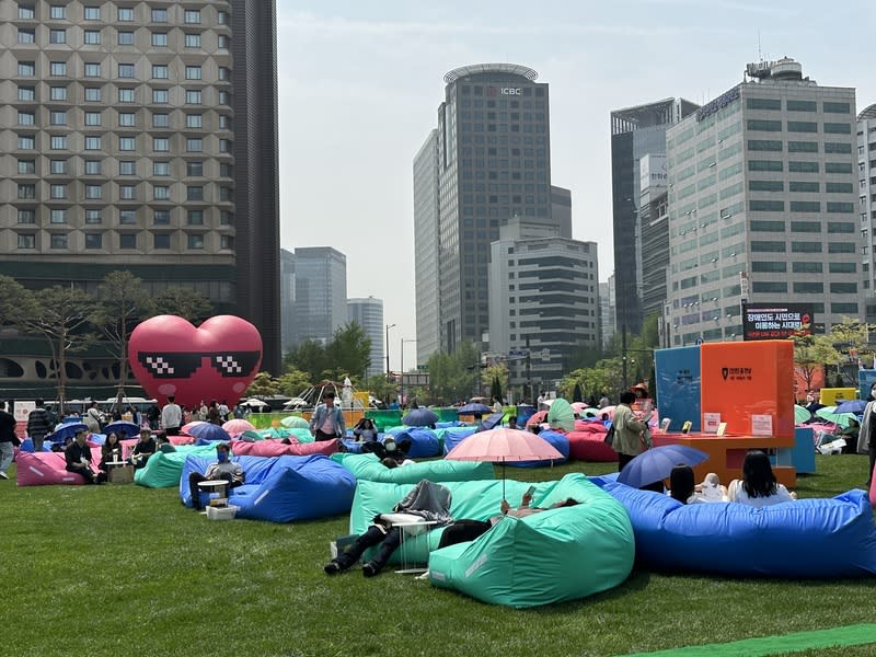 首爾露天圖書館回歸 提供懶骨頭沙發陽傘 韓國首爾市政府舉辦的露天圖書館活動，為提升民眾 閱讀體驗，今年在首爾廣場設置特地訂做的2到3人用 大型懶骨頭沙發，以及陽傘等設備。 中央社記者廖禹揚首爾攝  113年4月21日 