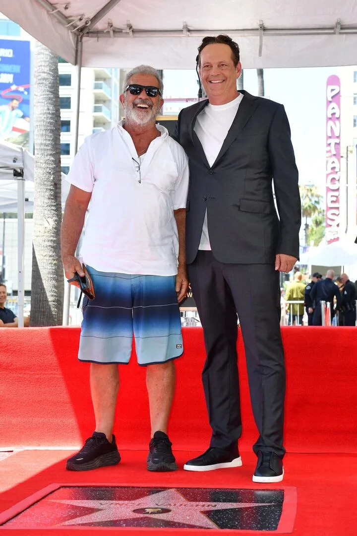 El actor de 68 años lució casi irreconocible en la ceremonia. A diferencia de los elegantes looks que eligió el resto de los asistentes, Gibson posó para los flashes con una camisa blanca algo arrugada, un traje de baño en tonos azules, zapatillas negras, lentes oscuros, una barba de varios días y una enorme sonrisa