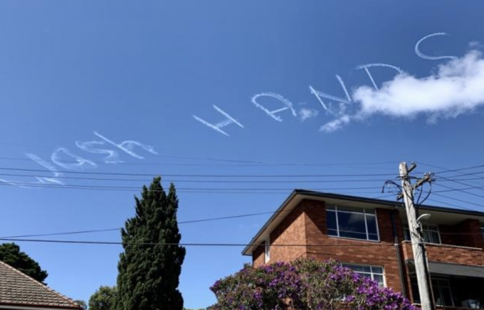 Gegen Nachmittag tauchte dieser Schriftzug am Himmel über Sydney auf.  Die Botschaft an die Australier war eindeutig: "Wascht Euch die Hände!" (Quelle: Screenshot Twitter)