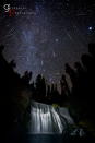 El fotógrafo Brad Goldpaint capturó esta vista espectacular de la lluvia de meteoros Oriónidas sobre Middle Falls, en las afueras de la ciudad de Redding, California, cerca del Monte Shasta, en el 2011. La foto, titulada "Velo Nocturno", es una combinación de muchos meteoros surcando el cielo.