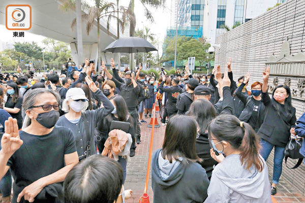 大批黑衣人昨日在法院外聚集，高峰期人數一度超過一千人。（黃仲民攝）