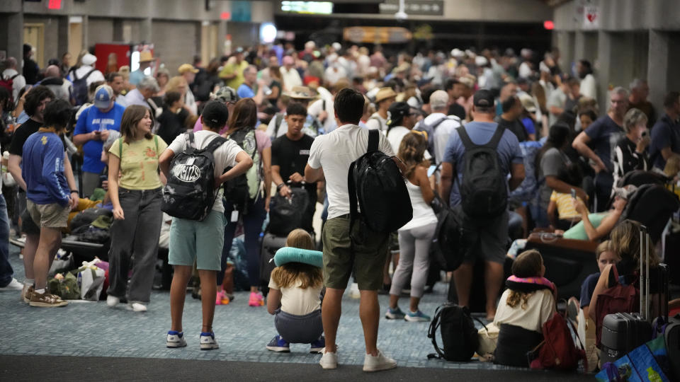 夏威夷野火爆發後，民眾9日聚集在機場等待航班。（美聯社）