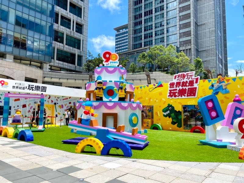 ▲LEGO樂高歡慶90週年，於統一時代百貨台北店2F夢廣場設置快閃樂園，暑假連續17天免費入園，瘋玩空降放大30倍的生日蛋糕派對，闖關還送樂高合組贈品，還有兩層樓高的溜滑梯超吸睛，連台北捷運車廂也有樂高歡樂列車可以搭乘。（圖／記者蕭涵云攝）