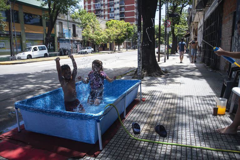 La Boca, Ciudad de Buenos Aires. Treinta y dos ciudades registraron, hasta el momento, olas de calor como consecuencia de las altas temperaturas que desde hace días afectan a casi todo el territorio nacional, situación que continuará por lo menos hasta mañana en el centro del país y hasta en viernes en las provincias del norte, según precisó el Servicio Meteorológico Nacional (SMN).