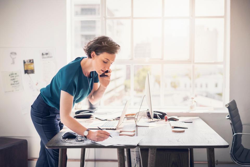 Produktives Arbeiten ist auch in kurzer Zeit möglich. Welche Bausteine dabei eine Rolle spielen, haben unter anderem Experten für Leistung und Zeitmanagement im Podcast "Rebellisch und gesund" verraten.  - Copyright: Gettyimages