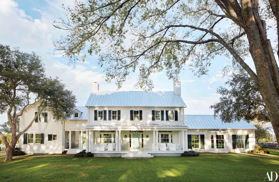 An expansive veranda welcomes guests to the McCarthy family’s Curtis & Windham architects–designed home in Bellville, Texas.