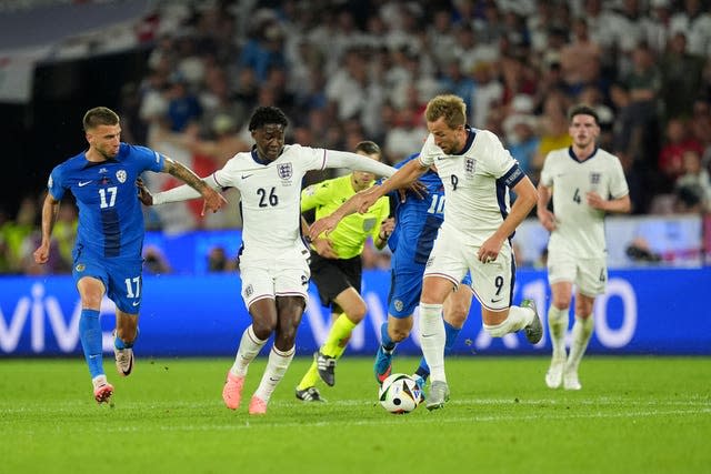 Harry Kane and Kobbie Mainoo going for the ball