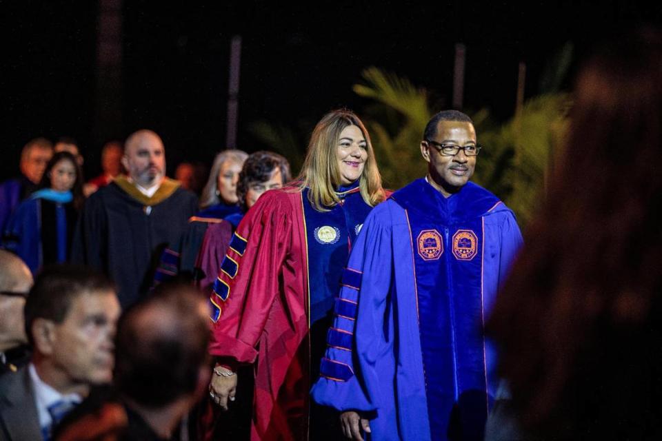 La presidenta de Miami Dade College (MDC) Madeline Pumariega y el presidente de la Universidad Memorial de la Florida (FMU) Jaffus Hardrick caminando en la procesión de apertura de la ceremonia de investidura presidencial de FIU, en donde Kenneth Jessell juró como sexto presidente de FIU el jueves 18 de mayo de 2023.
