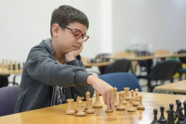 Faustino Oro, el mejor jugador del mundo a los diez años, es una esperanza del ajedrez argentino.