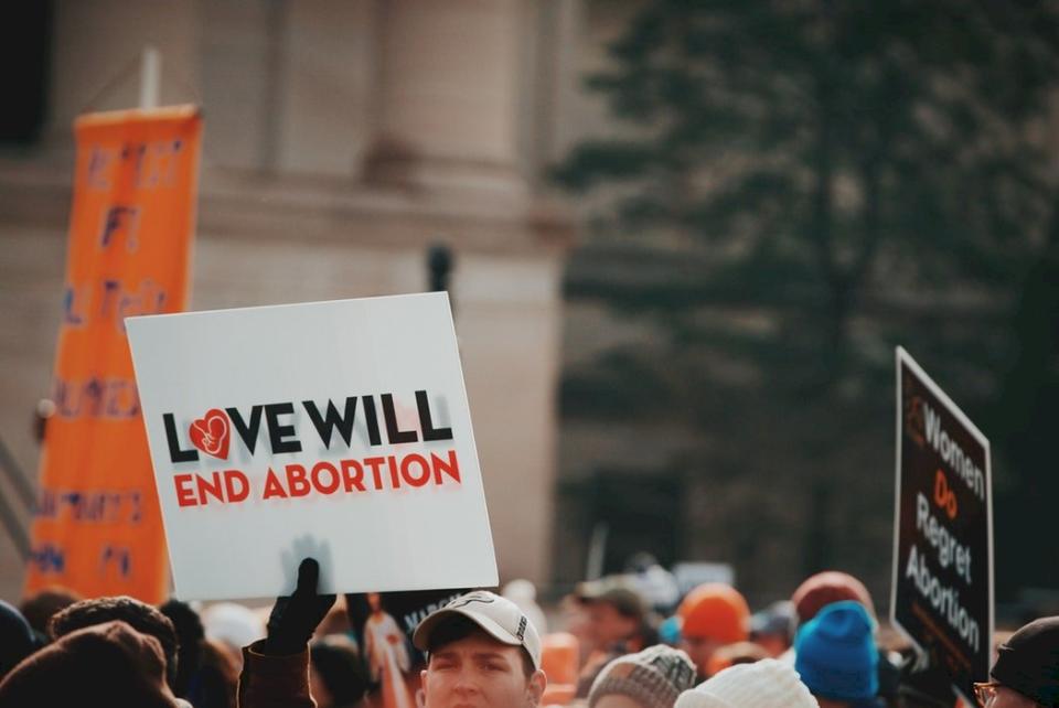 拜登政府15日表示，將要求最高法院擋下德州禁止幾乎所有墮胎行為的命令。美國反墮胎人士。示意圖。(圖:Tessa Rampersad/Unsplash)
