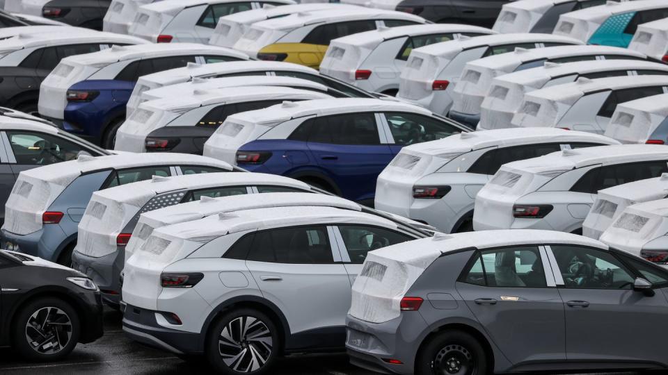 Neuwagen auf einem Parkplatz am Zwickauer Volkswagen-Werk.