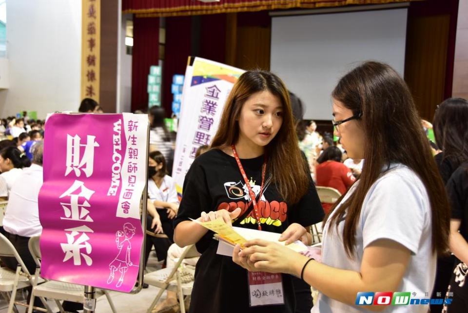 明道大學為大一新鮮人舉辦「親師見面會」，校方設服務台貼心解，會場湧進近千名學生及家長。（圖／記者陳雅芳攝，2017.8.5）