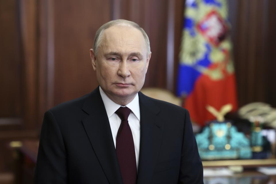 El presidente de Rusia, Vladímir Putin, ofrece un discurso para animar a la población a participar en las elecciones presidenciales del 15 al 17 de marzo, el jueves 14 de marzo de 2024, en Moscú, Rusia. (Mikhail Metzel, Sputnik, Kremlin foto compartida vía AP)