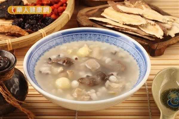傳統的四神湯由蓮子、茯苓、淮山、芡實所組成，有助於調養腸胃功能。
