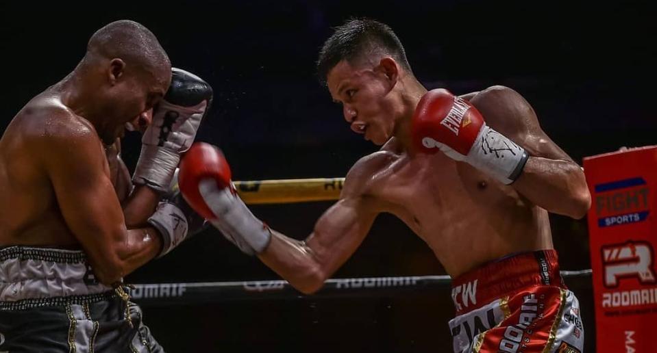 Singaporean boxer Muhamad Ridhwan (right) failed in his bid to win the IBO world super bantamweight title in September. (FILE PHOTO: Yahoo News Singapore)