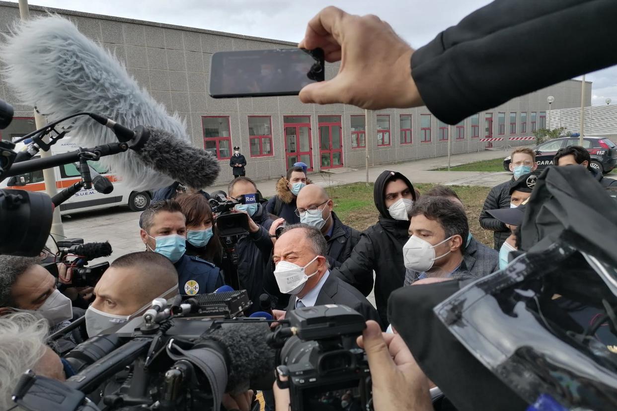 Le procureur anti-mafia italien Nicola Gratteri est entouré de cameramen et de journalistes pour l'ouverture du maxi-procès de la 'Ndrangheta à Lamezia Terme, en Calabre, le 13 janvier 2021 . - Alexandria Sage - AFP