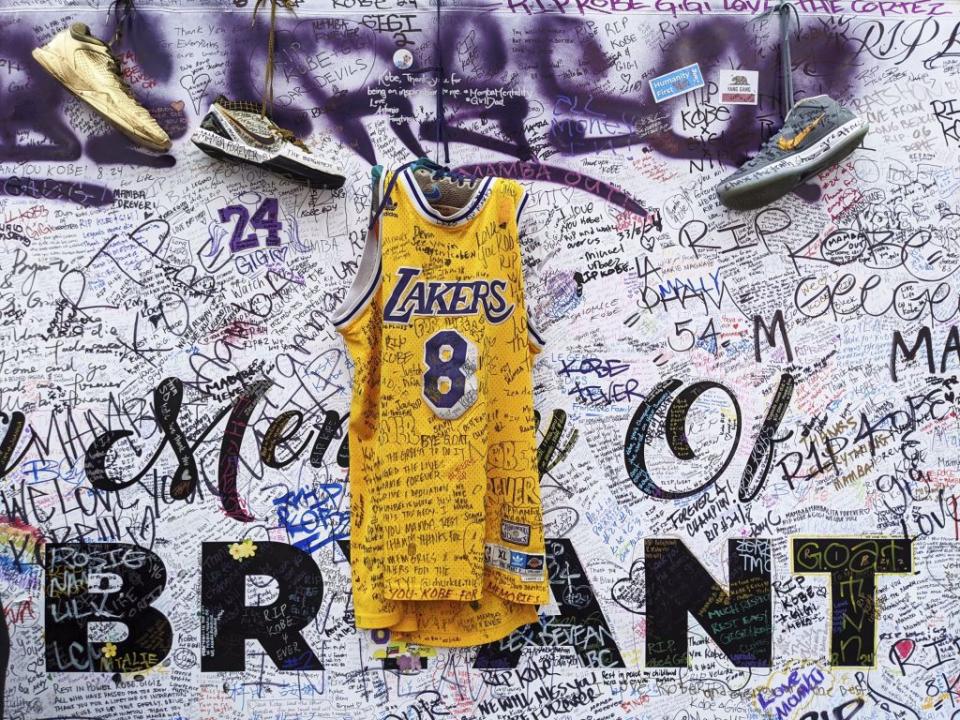 布萊恩的8號球衣與球鞋紀念牆。（美聯社資料照）