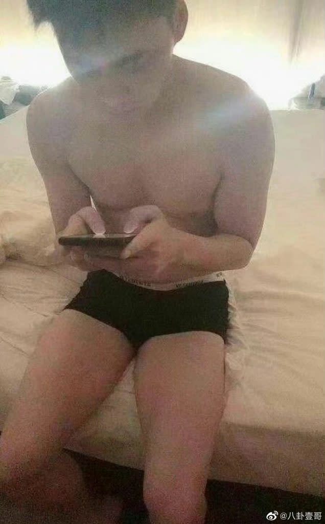 近日1張疑似李易峰半裸坐在床上的照片流出，再度掀起熱議。（圖／翻攝自微博）